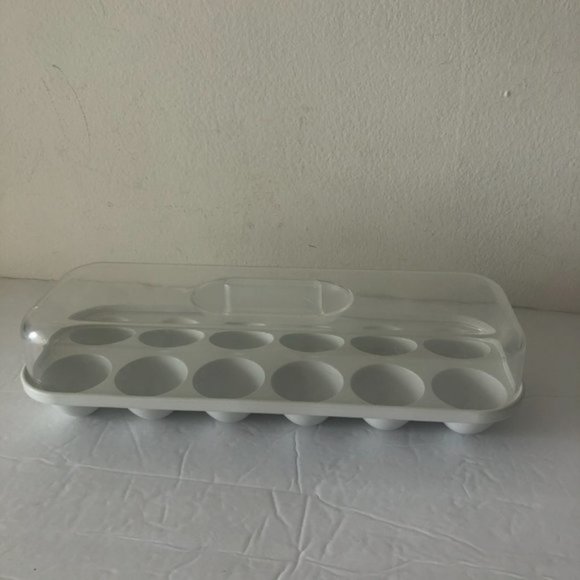 12 Eggs container White w clear cover with handle - Picture 2 of 8